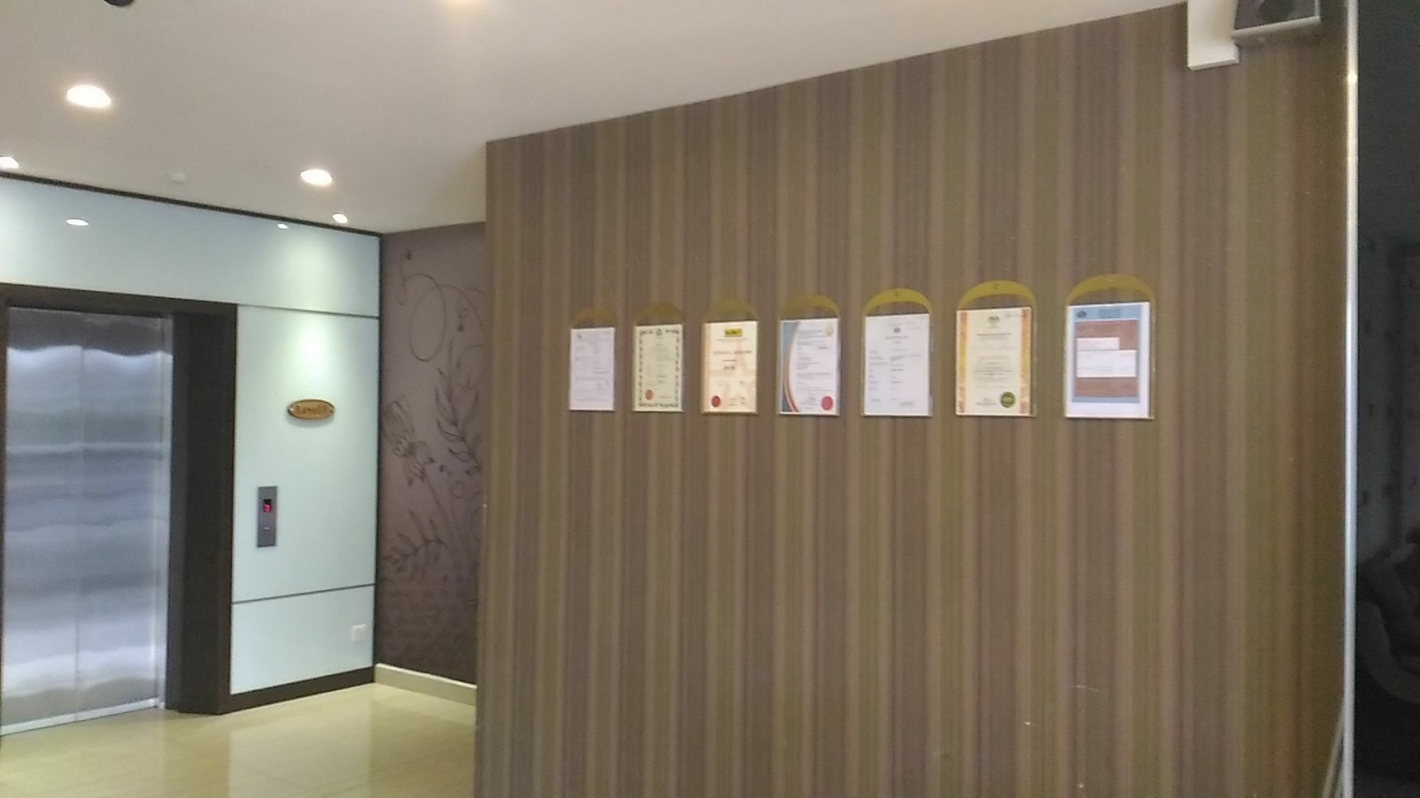 Chariton Hotel Nusa Bestari جوهر بهرو المظهر الخارجي الصورة